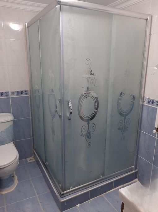 İçtenpen duşakabin uygulaması – özel ölçü ve cam desen çalışması. İçten Yapı Market Temperli cam duşakabin